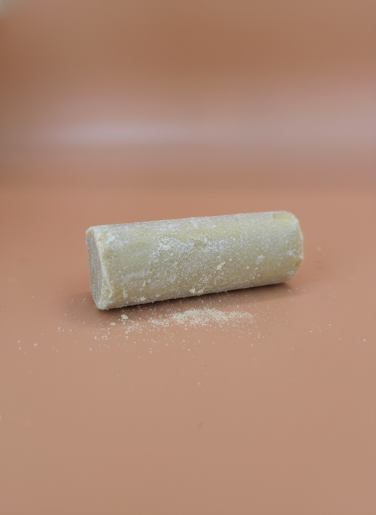 La pierre jaune brute, pure, brute et ancestrale